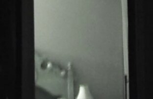 XXX 若い男は楽しい女の子に彼の手でお尻の長さで彼のコックを貼り付ける 女性 向け 一徹