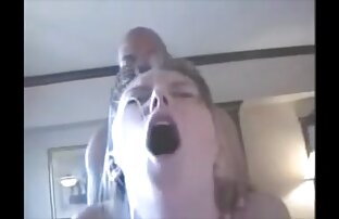 XXX 彼女は夜中にトイレに行き、優しく彼女のパンティーを取り除き、唾液で彼女の猫をこすり始める 女性 用 av 鈴木 一徹