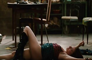 XXX 女の子は、同じベッドの中で大人の男と自分自身を甘やかし、二人のために肉の部分を共有する 女性 av 一徹